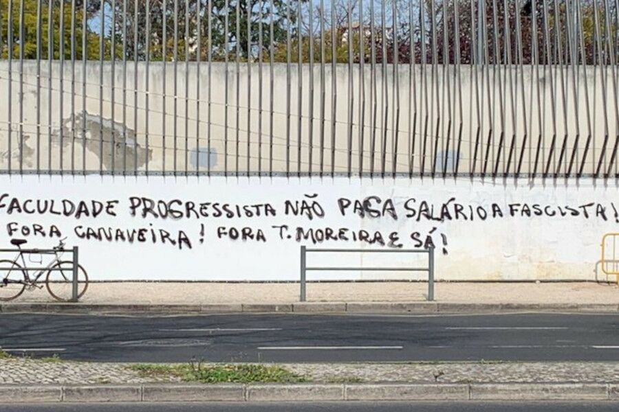 Muro vandalizado visa professores da Faculdade de Ciências Sociais e Humanas (FCSH) da Universidade Nova de Lisboa.