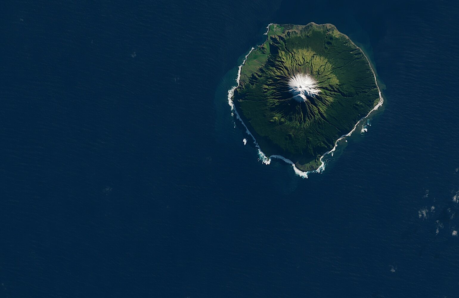 Tristão da Cunha é a ilha mais remota do mundo. A NASA foi espreitá-la ...