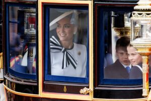 A Princesa Kate com os filhos na carruagem real na parada "Trooping the Colour".