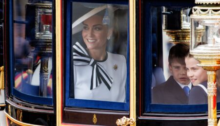 A Princesa Kate com os filhos na carruagem real na parada "Trooping the Colour".