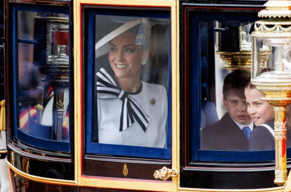 A Princesa Kate com os filhos na carruagem real na parada "Trooping the Colour".