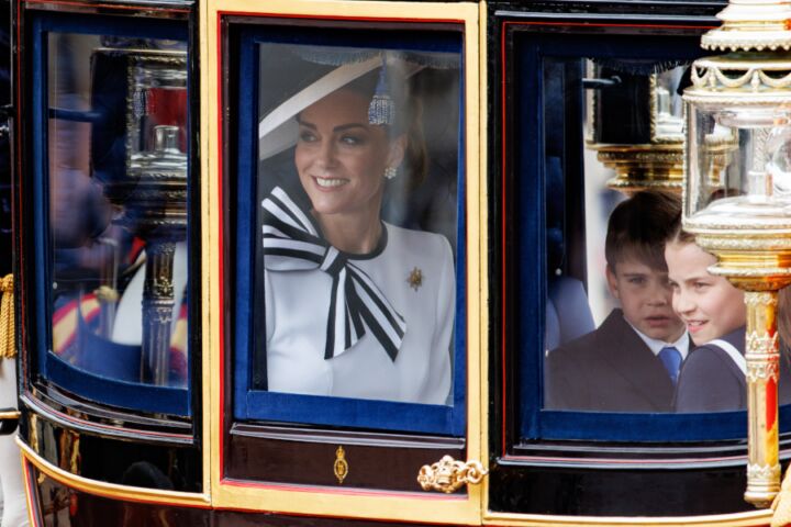 A Princesa Kate com os filhos na carruagem real na parada "Trooping the Colour".