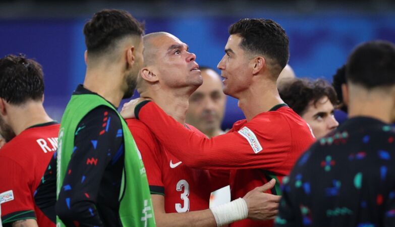 Pepe em lágrimas é consolado por Ronaldo no adeus de Portugal ao Euro 2024.