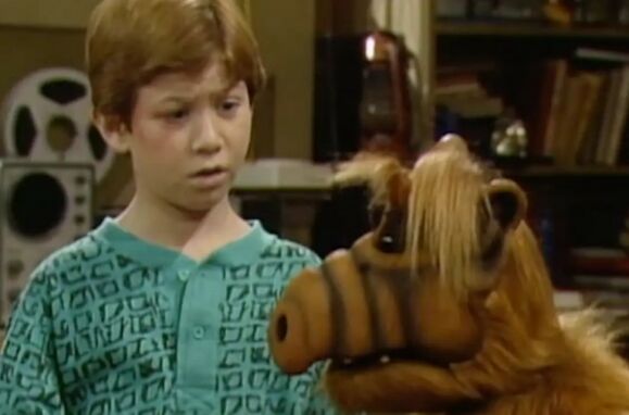 Cena da série "Alf, uma coisa do outro mundo" com o miúdo Brian Tanner.