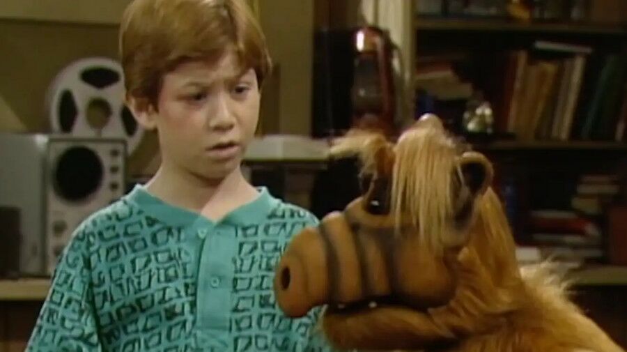 Cena da série "Alf, uma coisa do outro mundo" com o miúdo Brian Tanner.