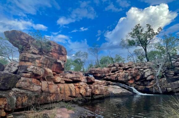 O magnificente habitat da rã-arborícola-magnífica: Paradise Pool em Kimberley, Austrália
