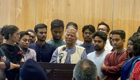 O Prémio Nobel da Paz Muhammad Yunus em Dhaka, capital do Bangladesh.