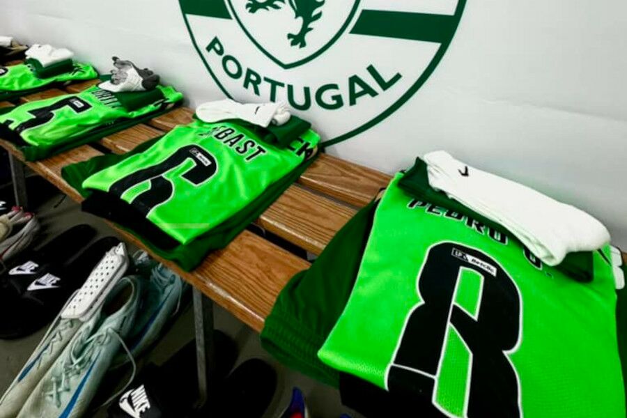 Equipamentos do Sporting no balneário.