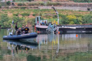 Destroços do helicóptero que caiu no rio Douro, em Lamego, retirados da água.