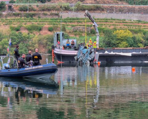 Destroços do helicóptero que caiu no rio Douro, em Lamego, retirados da água.