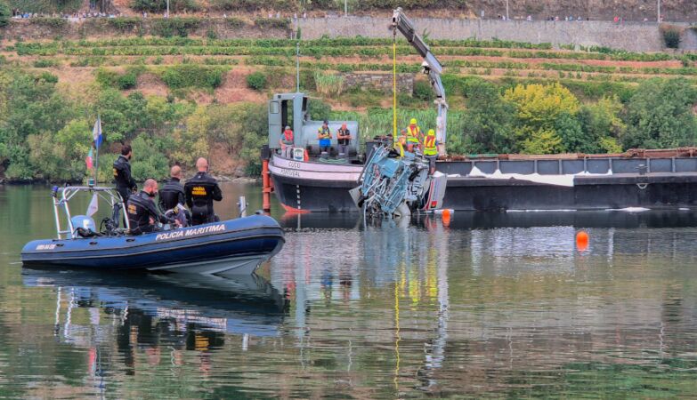 Destroços do helicóptero que caiu no rio Douro, em Lamego, retirados da água.