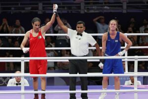 A pugilista Imane Khelif (Algéria), que veste de vermelho, é declarada vencedora no combate da categoria -66kg dos Jogos Olímpicos de Paris 2024 com a Anna Luca Hamori (Hungria) que está de azul.