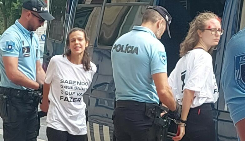 Activistas da Climáximo presas após atirarem tinta vermelha às instalações da Navigator em Lisboa.