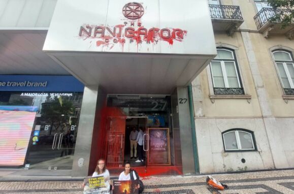 Ataque do colectivo Climáximo à Navigator, em Lisboa, com tinta vermelha.