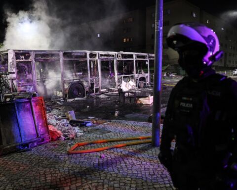 Autocarro queimado em desacatos no bairro do Zambujal na Amadora.