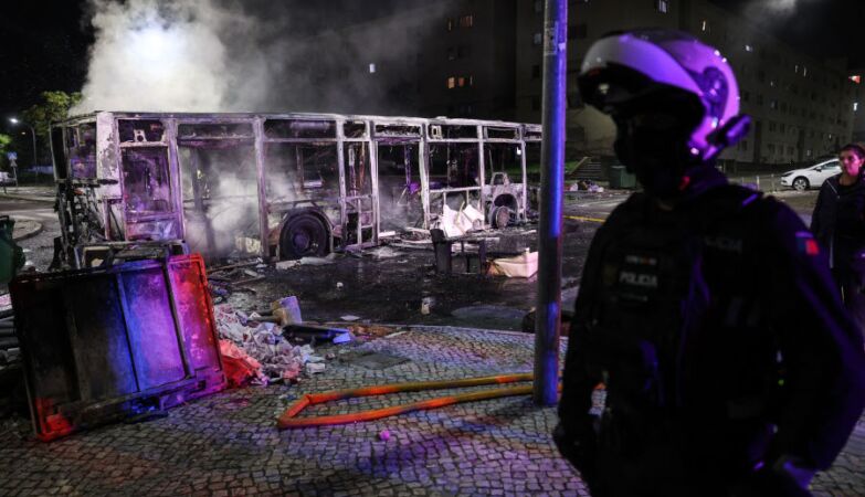 Autocarro queimado em desacatos no bairro do Zambujal na Amadora.