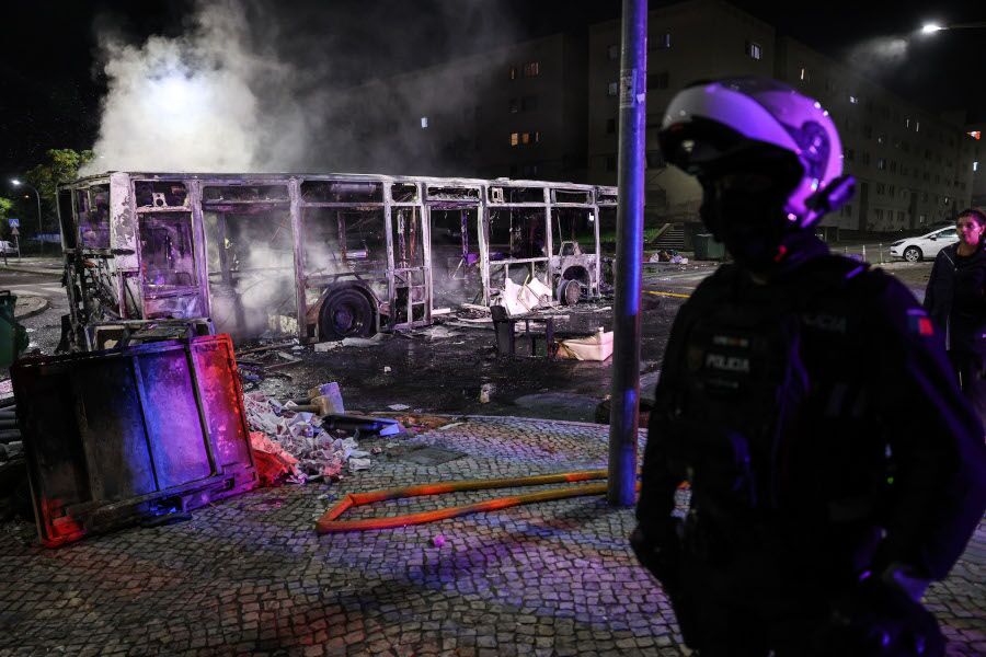 Autocarro queimado em desacatos no bairro do Zambujal na Amadora.