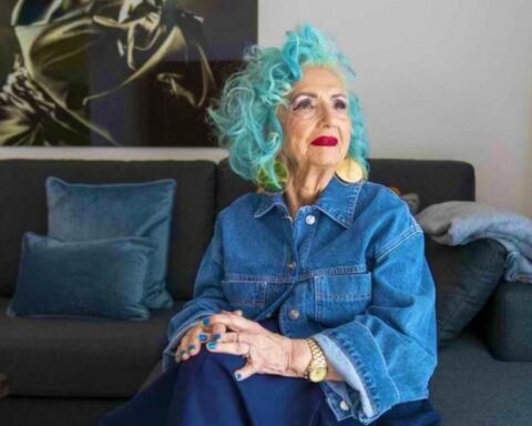 Sara Blanco é uma influencer espanhola de 92 anos que vive com a doença de Parkinson há 30 anos.