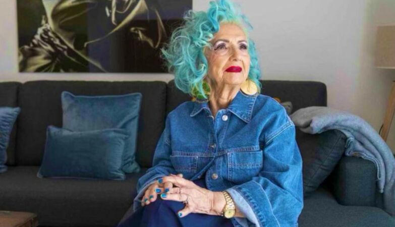 Sara Blanco é uma influencer espanhola de 92 anos que vive com a doença de Parkinson há 30 anos.