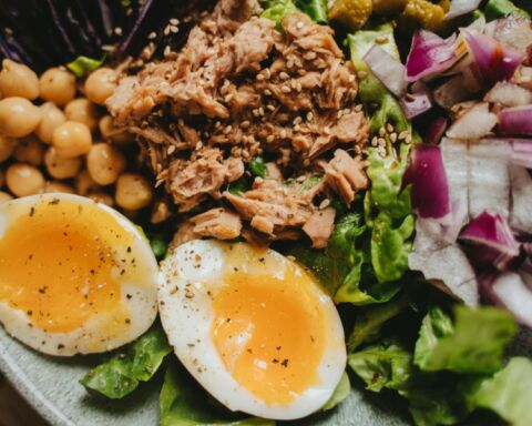 Salada de atum, ovo, alface e couve roxa.