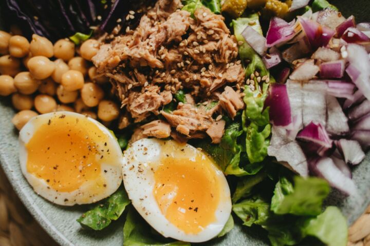 Salada de atum, ovo, alface e couve roxa.