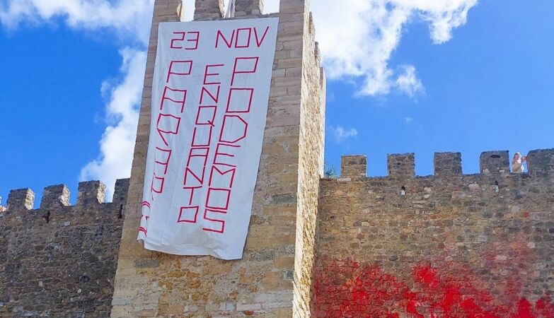 Castelo de São Jorge, em Lisboa, vandalizado com tinta vermelha por ativistas da Climáximo