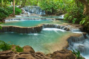 Cascata de Kuang Si, no Laos, o país mais barato para se ser turista.