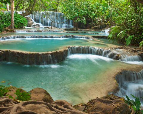 Cascata de Kuang Si, no Laos, o país mais barato para se ser turista.