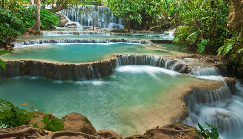 Cascata de Kuang Si, no Laos, o país mais barato para se ser turista.