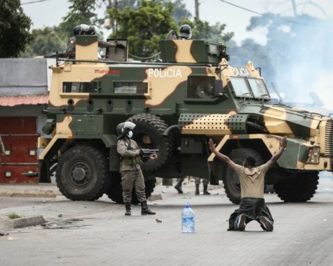 Polícia de Moçambique e manifestante durante protestos contra o resultado das eleições de Outubro de 2024.