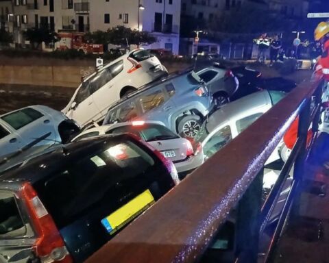 Dezenas de carros arrastados por chuvas torrenciais em Girona.