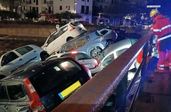 Dezenas de carros arrastados por chuvas torrenciais em Girona.