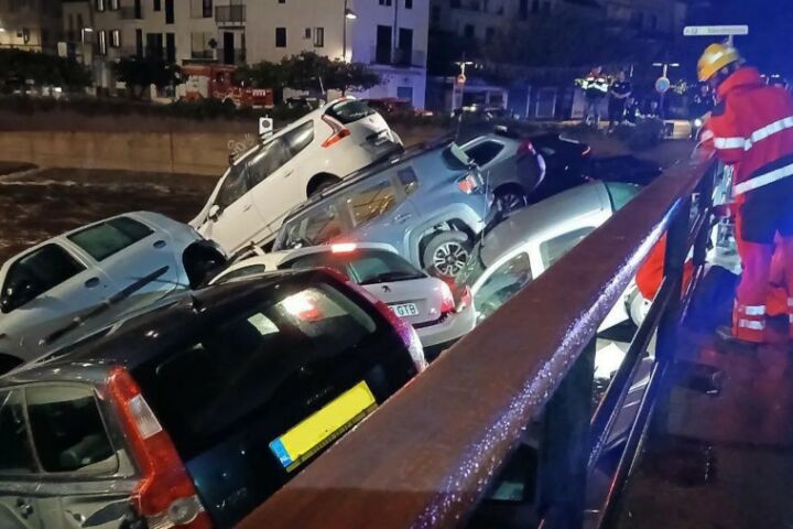 Dezenas de carros arrastados por chuvas torrenciais em Girona.