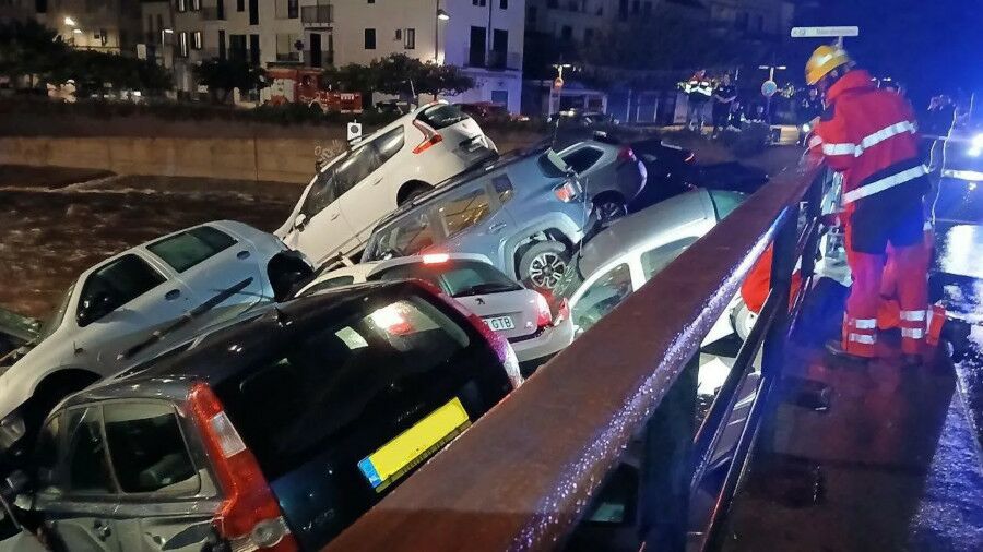 Dezenas de carros arrastados por chuvas torrenciais em Girona.