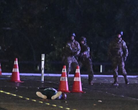 Polícia após alegado atentado suicida junto ao Supremo Tribunal Federal de Brasília.