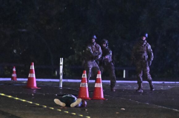 Polícia após alegado atentado suicida junto ao Supremo Tribunal Federal de Brasília.