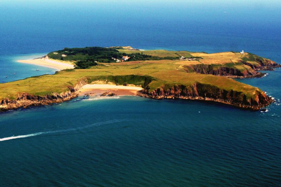 Ilha de Caldey na costa do País de Gales.