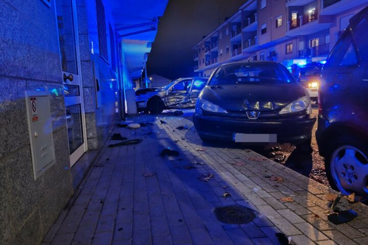 Acidente de viação em Bragança causou morte de estudante de 19 anos que seguia na bagageira do carro como passageira.
