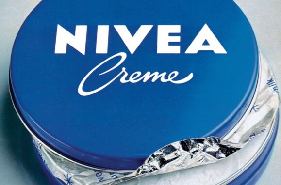 Boião tradicional de creme da marca Nivea com a cor azul e o logo em branco.