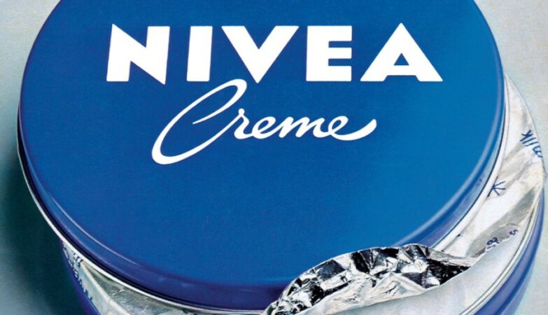 Boião tradicional de creme da marca Nivea com a cor azul e o logo em branco.