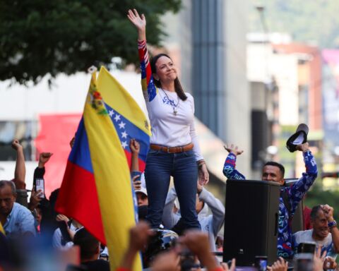 A líder da oposição venezuelana a Nicolás Maduro, Maria Corina Machado, numa manifestação em Caracas.