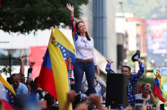A líder da oposição venezuelana a Nicolás Maduro, Maria Corina Machado, numa manifestação em Caracas.