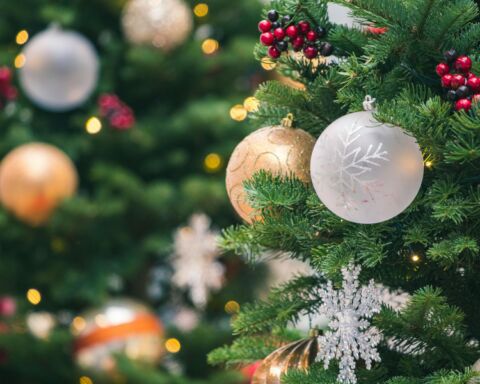 Um abeto de Natal decorado com bolas prateadas e douradas-