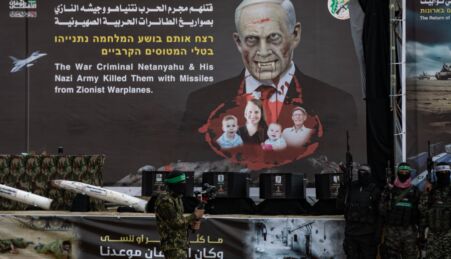 Hamas exibiu corpos dos reféns mortos em palco com uma caricatura de Netanyahu como Drácula.