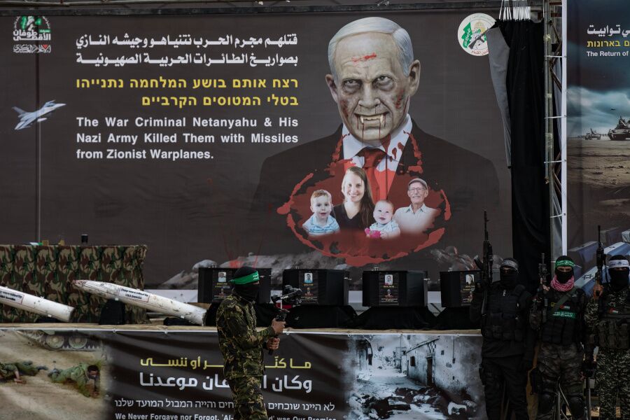 Hamas exibiu corpos dos reféns mortos em palco com uma caricatura de Netanyahu como Drácula.