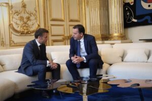 O Presidente de França Emmanuel Macron e o primeiro-ministro Luís Montenegro em Paris.