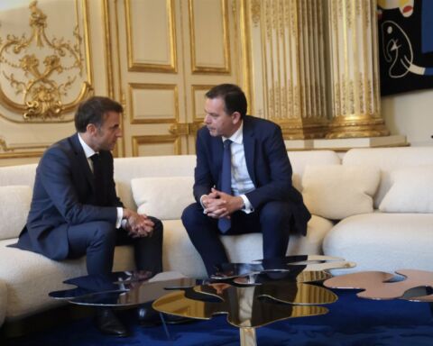 O Presidente de França Emmanuel Macron e o primeiro-ministro Luís Montenegro em Paris.