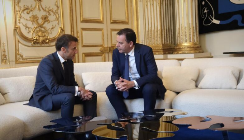 O Presidente de França Emmanuel Macron e o primeiro-ministro Luís Montenegro em Paris.