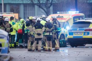 Equipas de emergência reunidas após um tiroteio na Escola Risbergska em Orebro, Suécia.