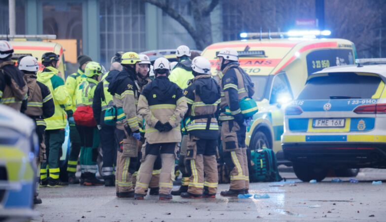 Equipas de emergência reunidas após um tiroteio na Escola Risbergska em Orebro, Suécia.